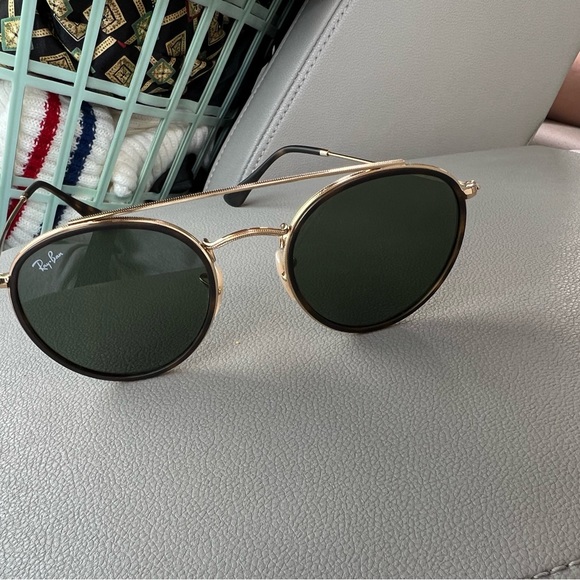Raybans like new with Case - Picture 2 of 5